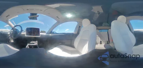 2024 Tesla Model Y z USA, uszkodzony, nr VIN 7SAYGDED7RF212493